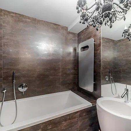 2 Bedroom Designer In Old Town Apartment *
