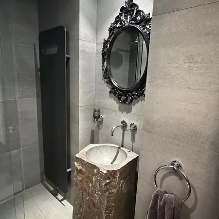 Apartment 2 Bedroom Designer In Old Town *